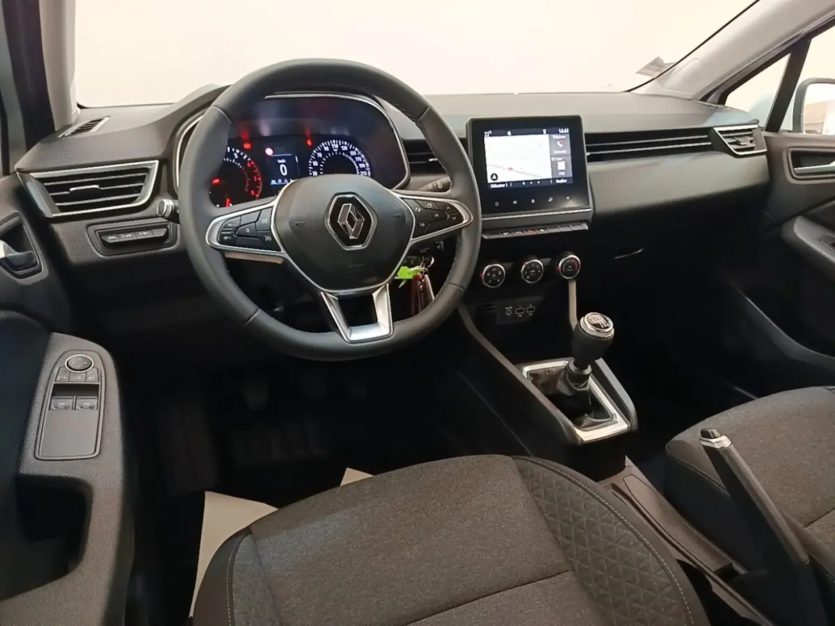 Vue intérieure avant de la Renault Clio Business TCe 90 2020, volant cuir multifonctions et écran tactile central.