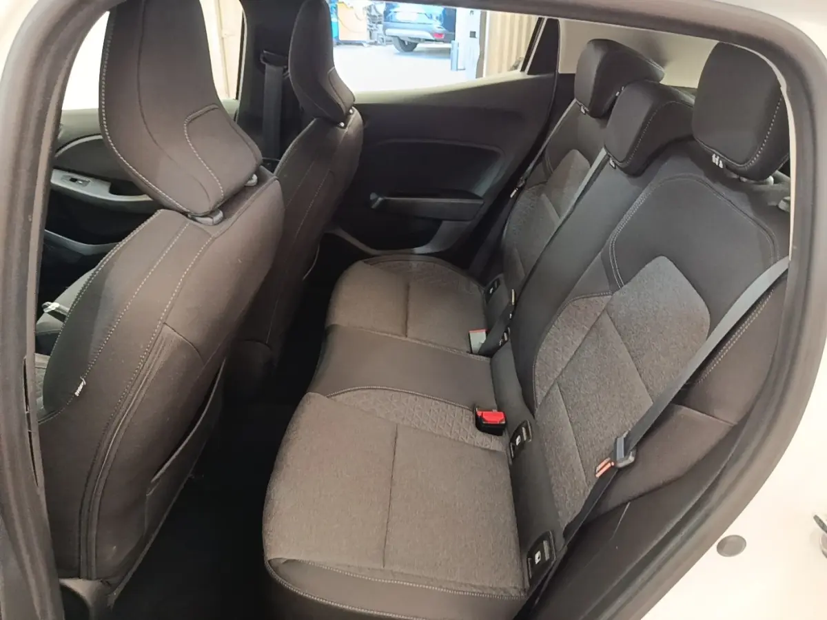 Vue intérieure côté droit de la banquette arrière grise et noire d'une Renault Clio Business TCe 90 blanche.