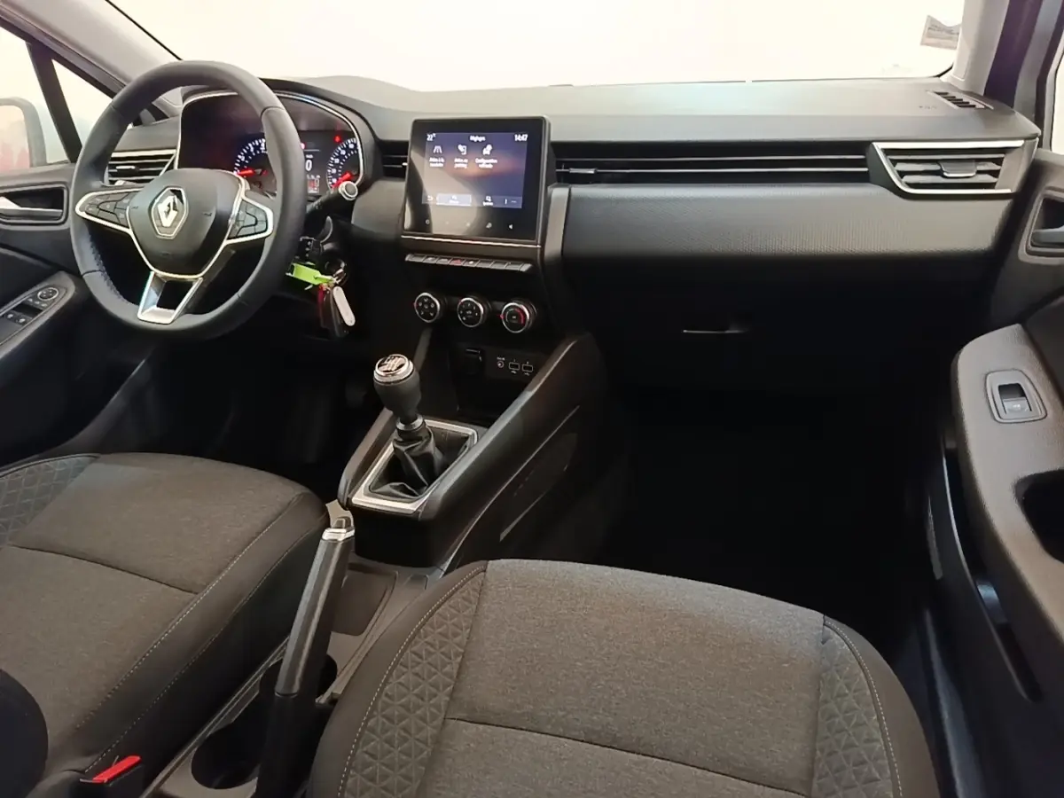 Vue intérieure avant de la Renault Clio Business TCe 90 2020, tableau de bord noir avec écran tactile et volant multifonctions cuir synthétique.