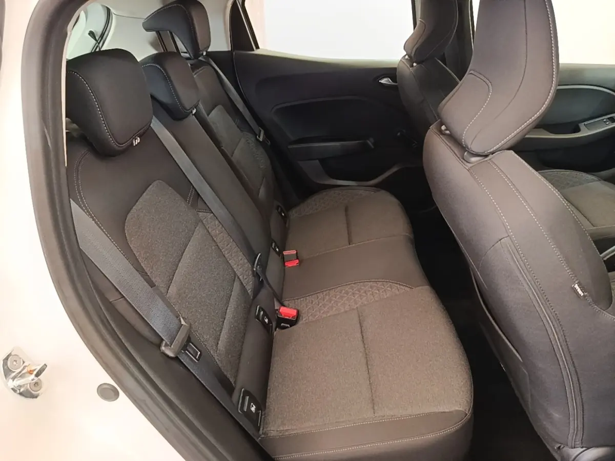 Vue côté gauche de la banquette arrière grise de la Renault Clio Business TCe 90 blanche, avec ceintures et appuie-têtes.