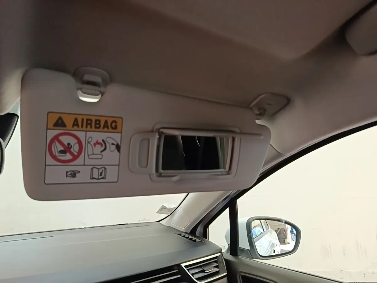 Intérieur de la Renault Clio Business TCe 90 2020, vue sur pare-soleil avec miroir et rétroviseur côté droit.