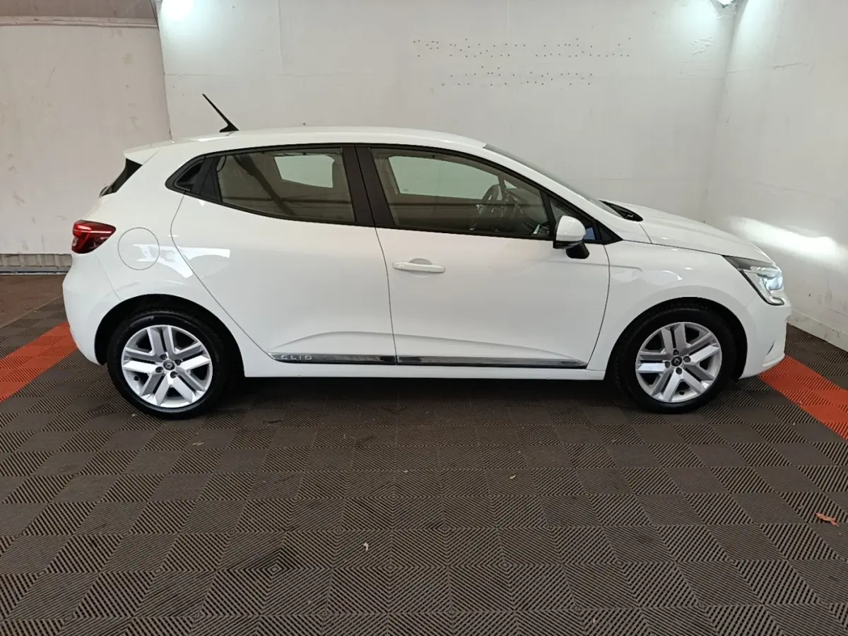 Profil droit d'une Renault Clio blanche 2020 Business TCe 90 avec jantes alliage et rétroviseurs blancs.
