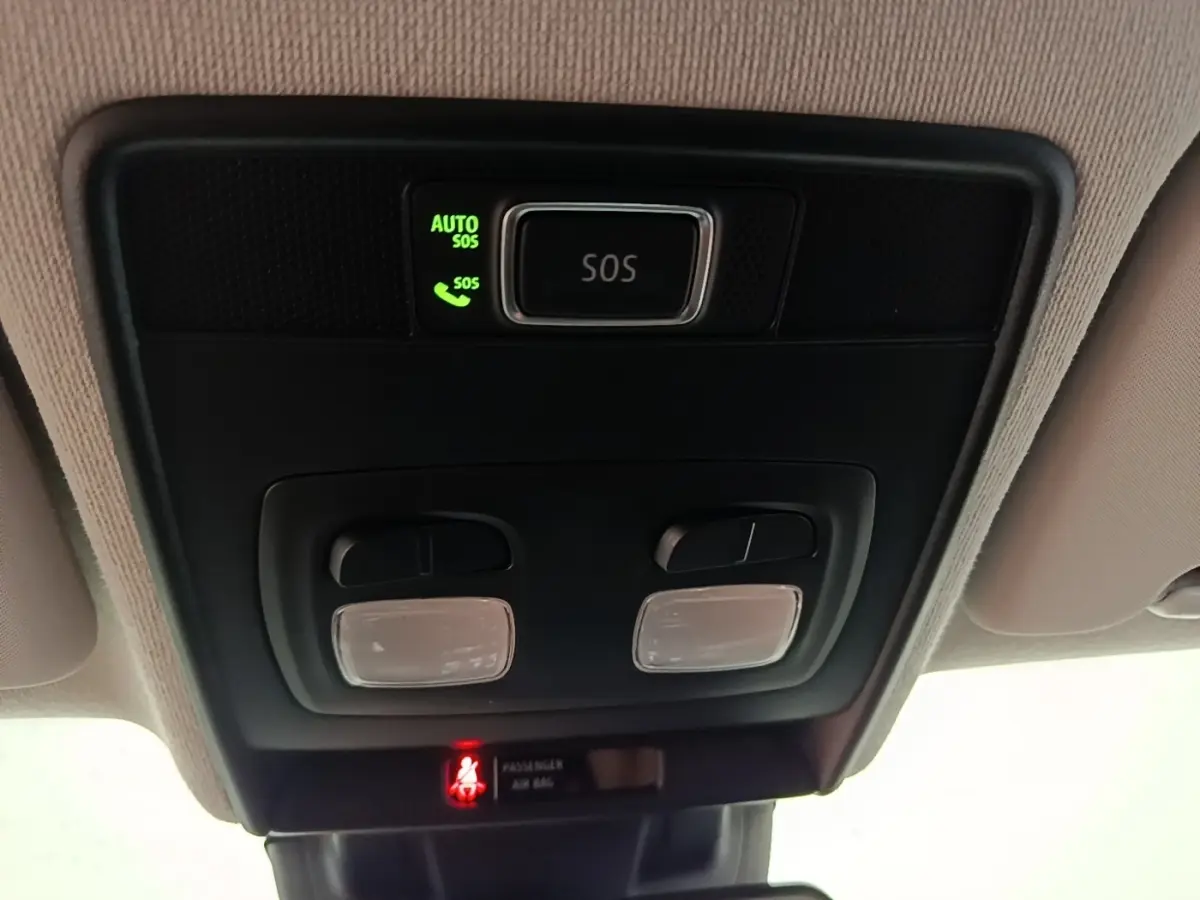 Vue en contre-plongée du plafonnier noir avec bouton SOS et éclairages intérieurs d'une Renault Clio blanche 2020.