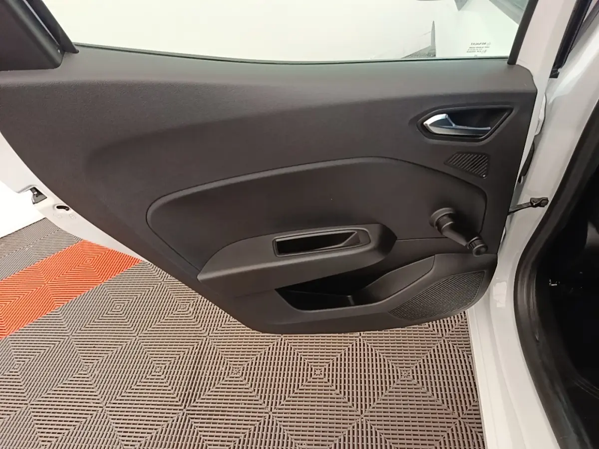 Vue intérieure de la porte avant droite blanche de la Renault Clio Business TCe 90, avec poignée et manivelle de vitre.