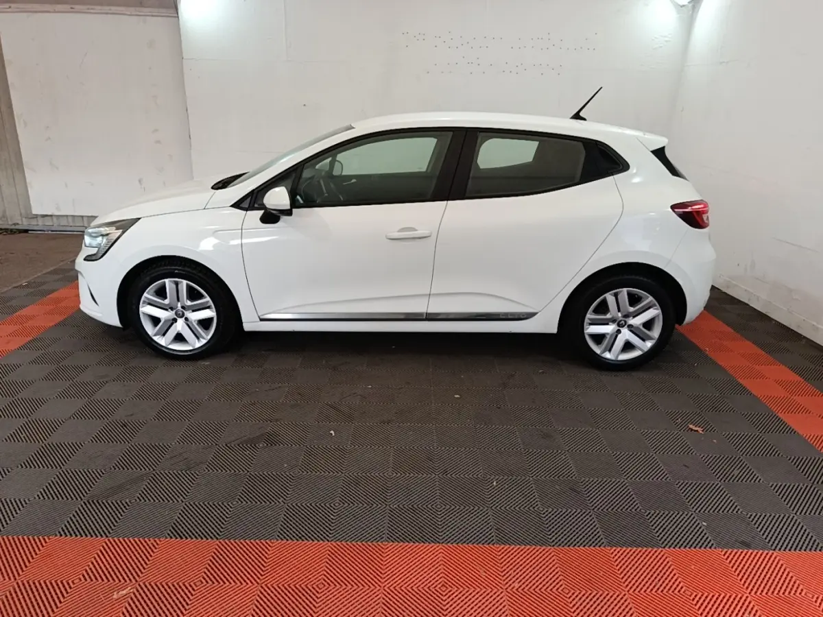 Profil côté gauche d'une Renault Clio Business TCe 90 blanche de 2020, avec jantes alliage et poignées de porte intégrées.