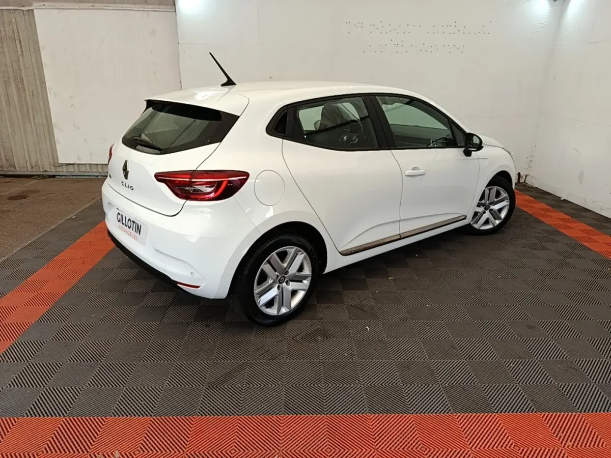 Renault Clio Business TCe 90 blanche vue 3/4 arrière droit, avec jantes alliage et toit noir contrasté.