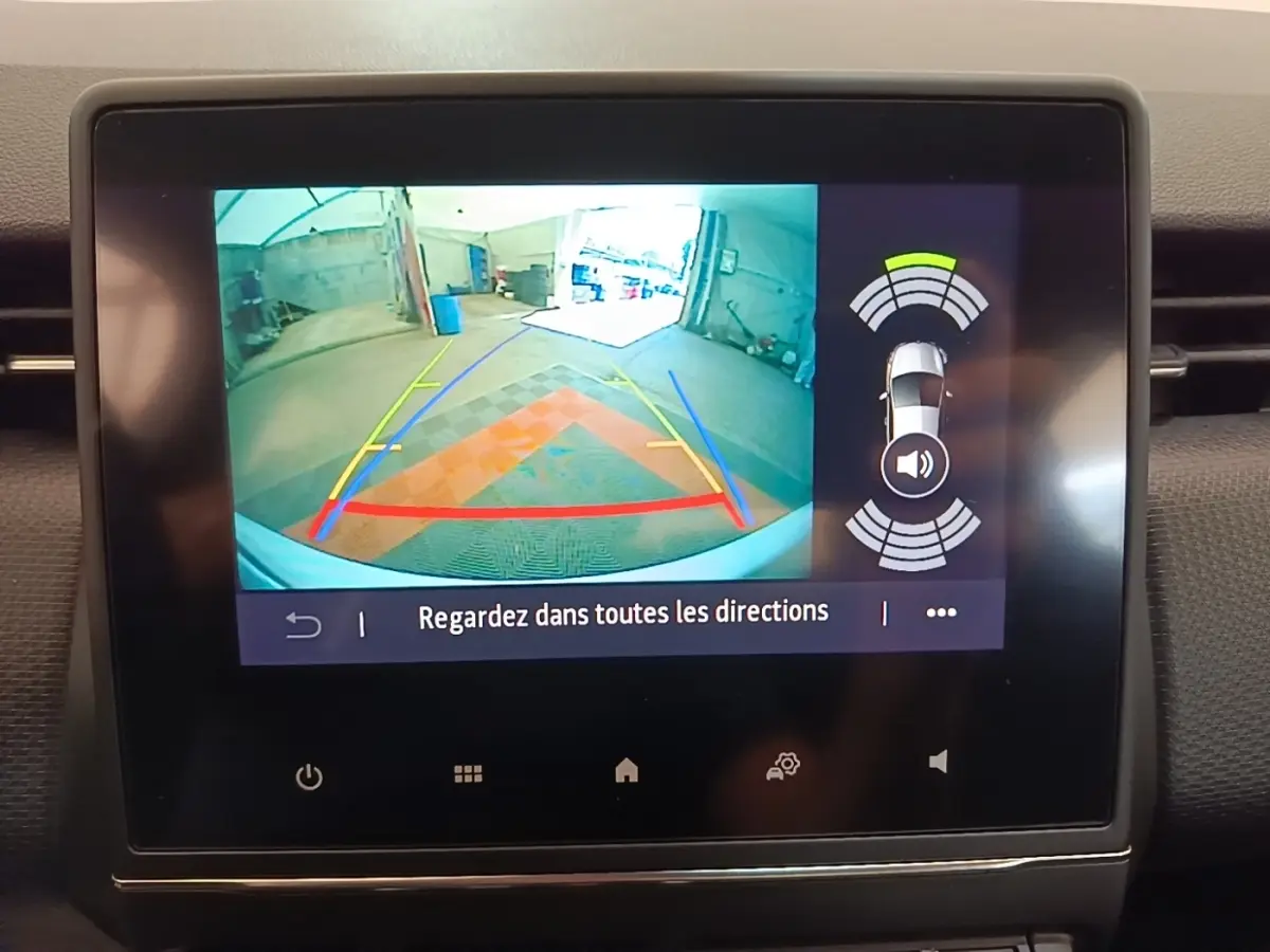 Écran tactile intérieur de Renault Clio Business TCe 90 2020 montrant la caméra de recul avec guidage coloré.