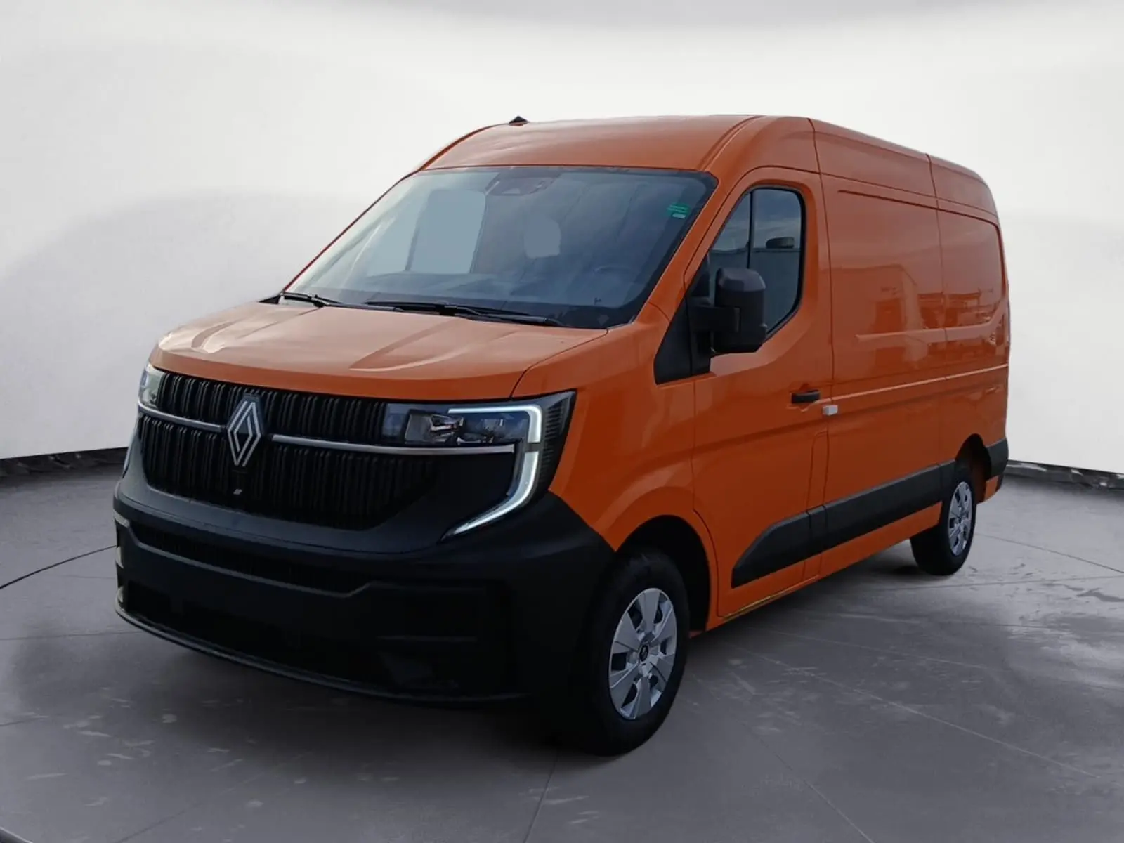 Renault Master L2H2 orange en 3/4 avant droit, avec calandre noire et phares LED en forme de C.