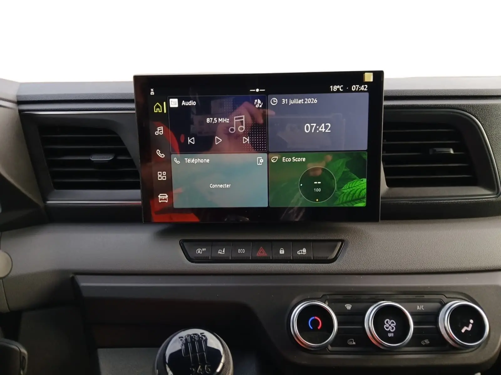 Vue rapprochée de l’écran tactile central et de la console avec commandes climatisation et levier de vitesses manuelle du Renault Master 2026.