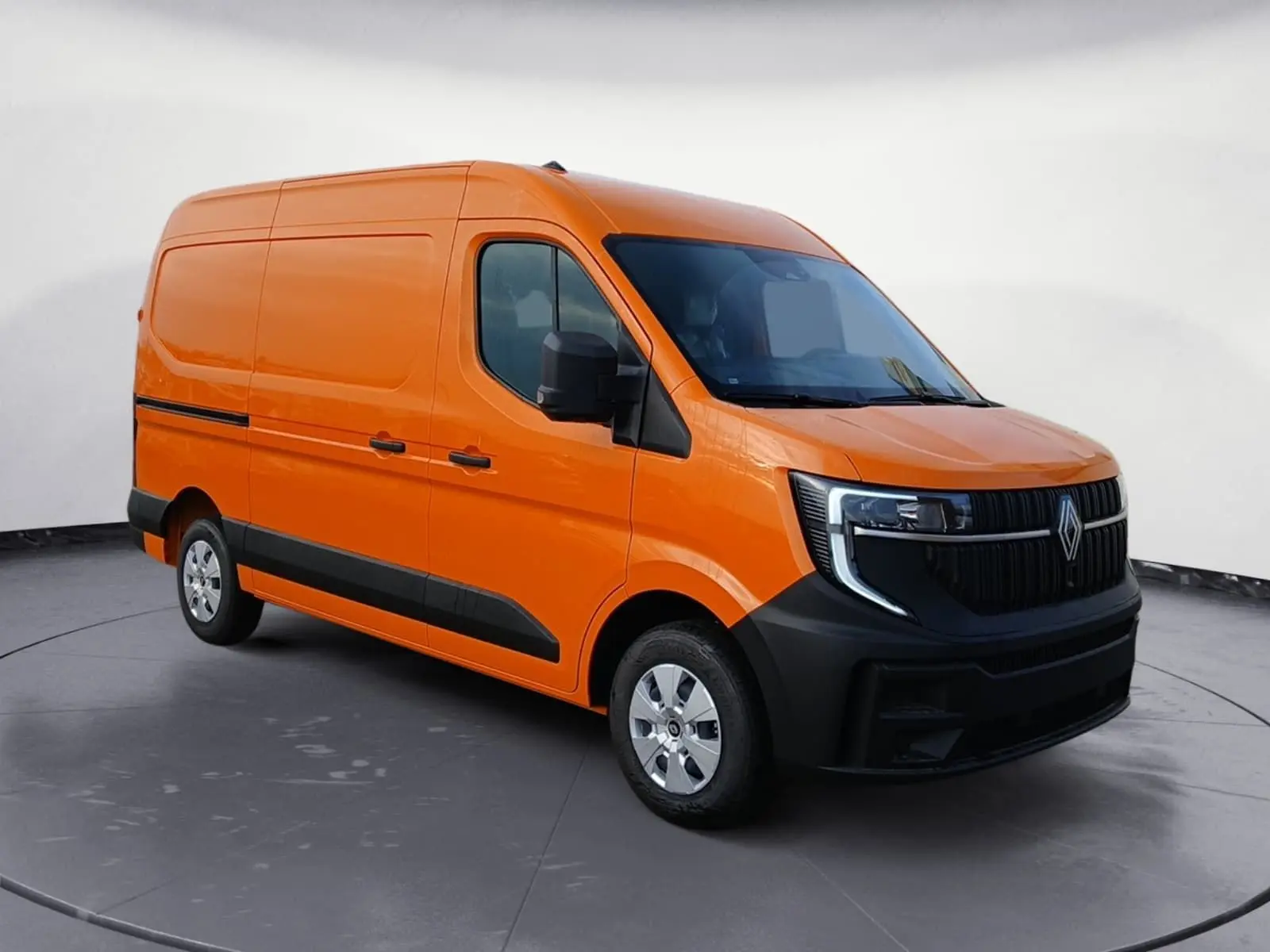 Renault Master orange en vue 3/4 avant droit, avec calandre noire et protections latérales noires.