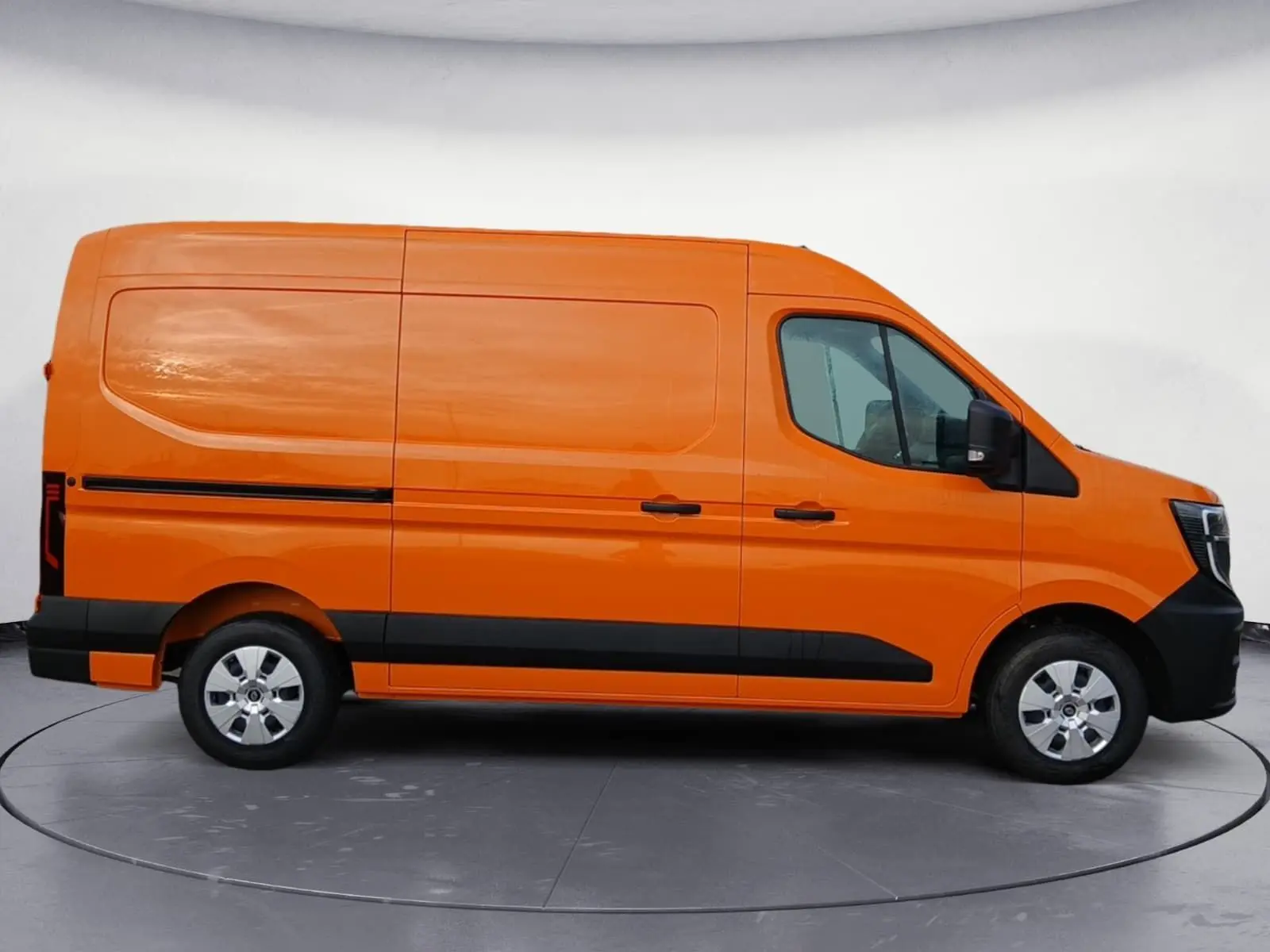 Vue de profil côté gauche du Renault Master L2H2 2026 en orange avec bas de caisse noir et jantes argentées.