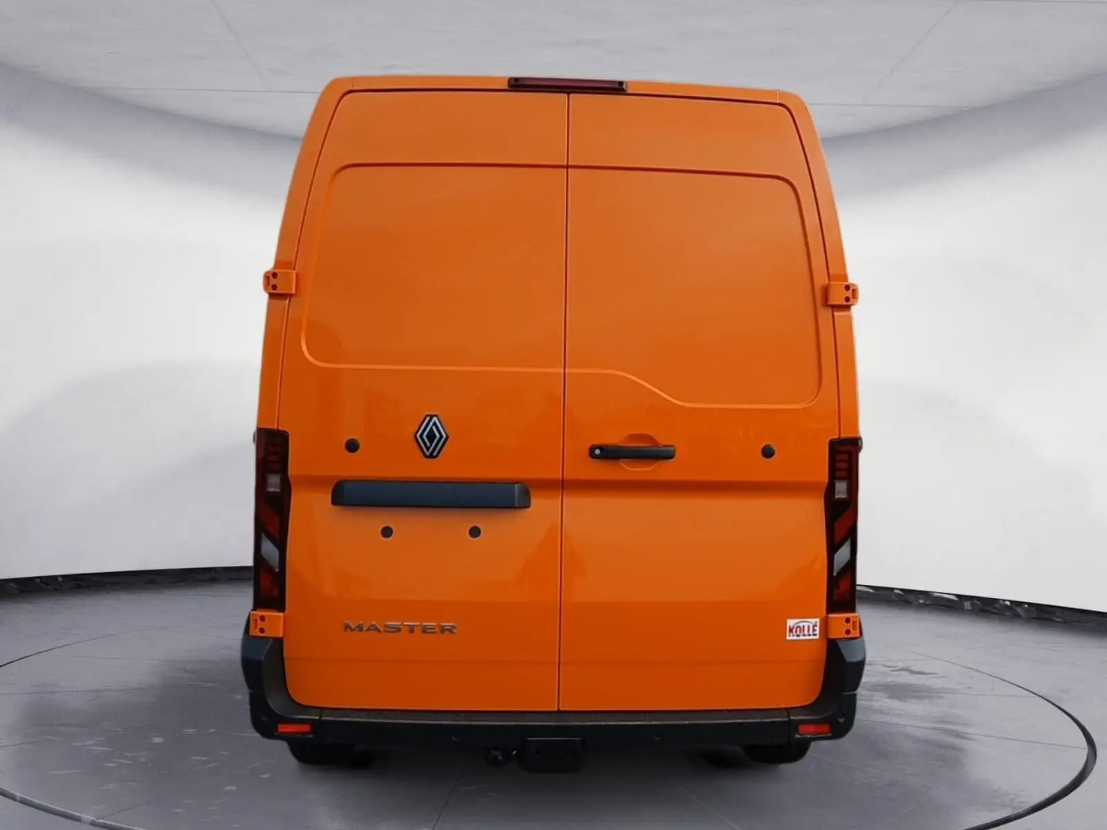 Vue arrière d’un Renault Master orange 2026 avec portes battantes et logo Renault visible au centre.