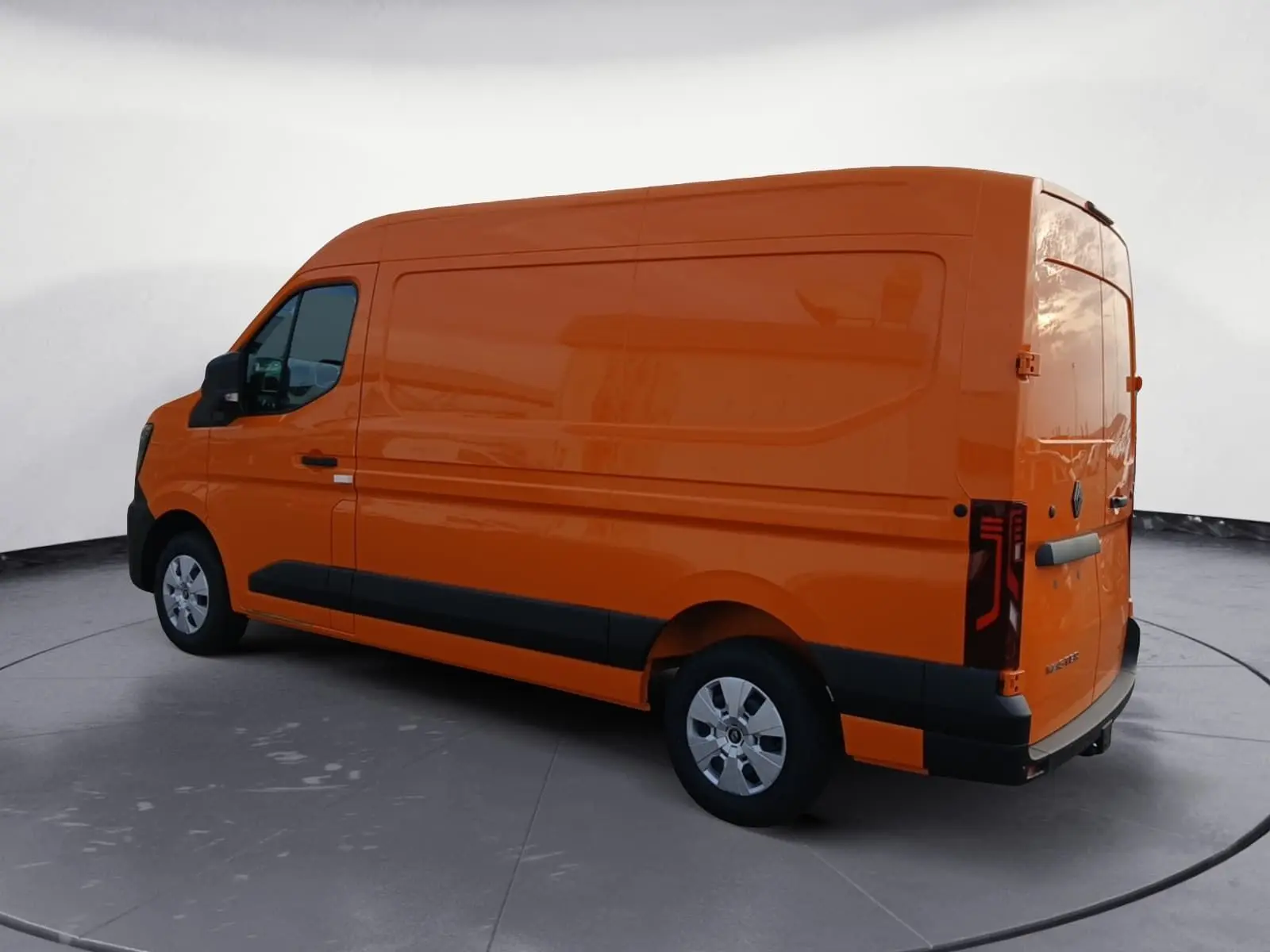 Renault Master L2H2 orange vu en 3/4 arrière droit, avec feux arrière modernes et protections noires sur les bas de caisse.