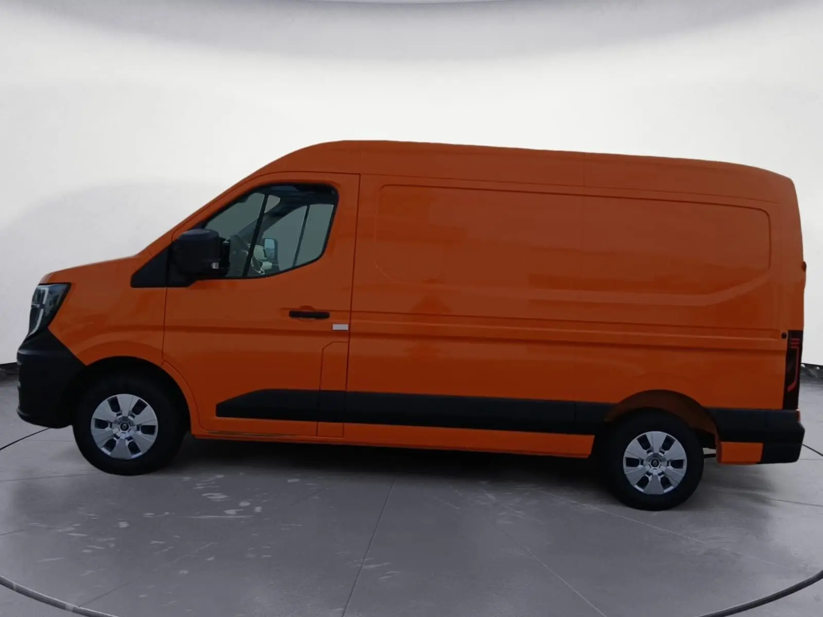 Renault Master L2H2 orange vue de profil côté gauche, fourgon utilitaire avec protections noires sur les bas de caisse.