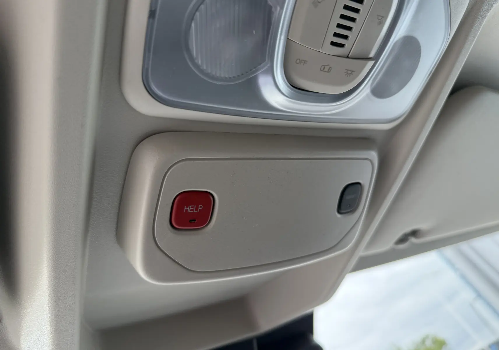 Bouton d'urgence rouge HELP sur le plafonnier intérieur beige du Citroën Jumper L3H2 blanc 2025.