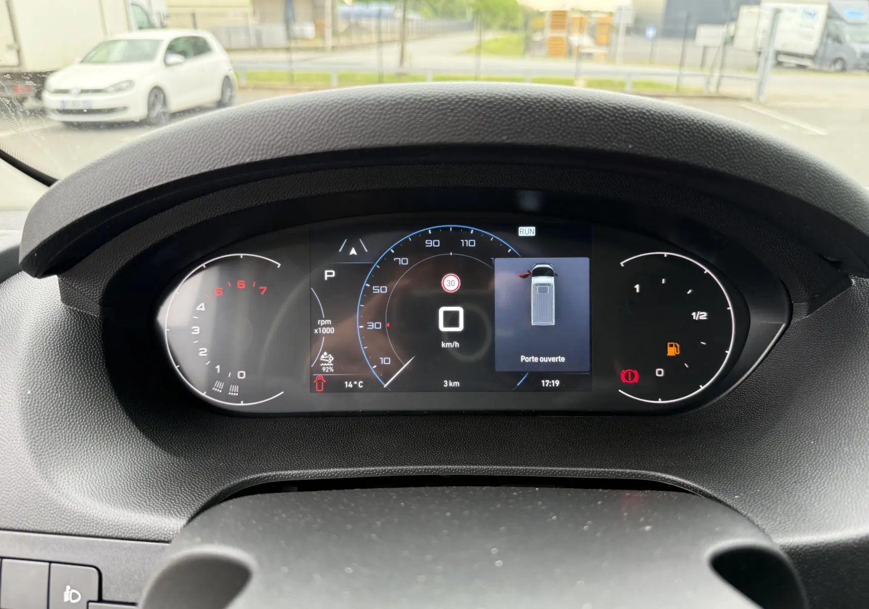 Tableau de bord numérique du Citroën Jumper L3H2 2025 affichant la vitesse à 0 km/h et une porte ouverte.