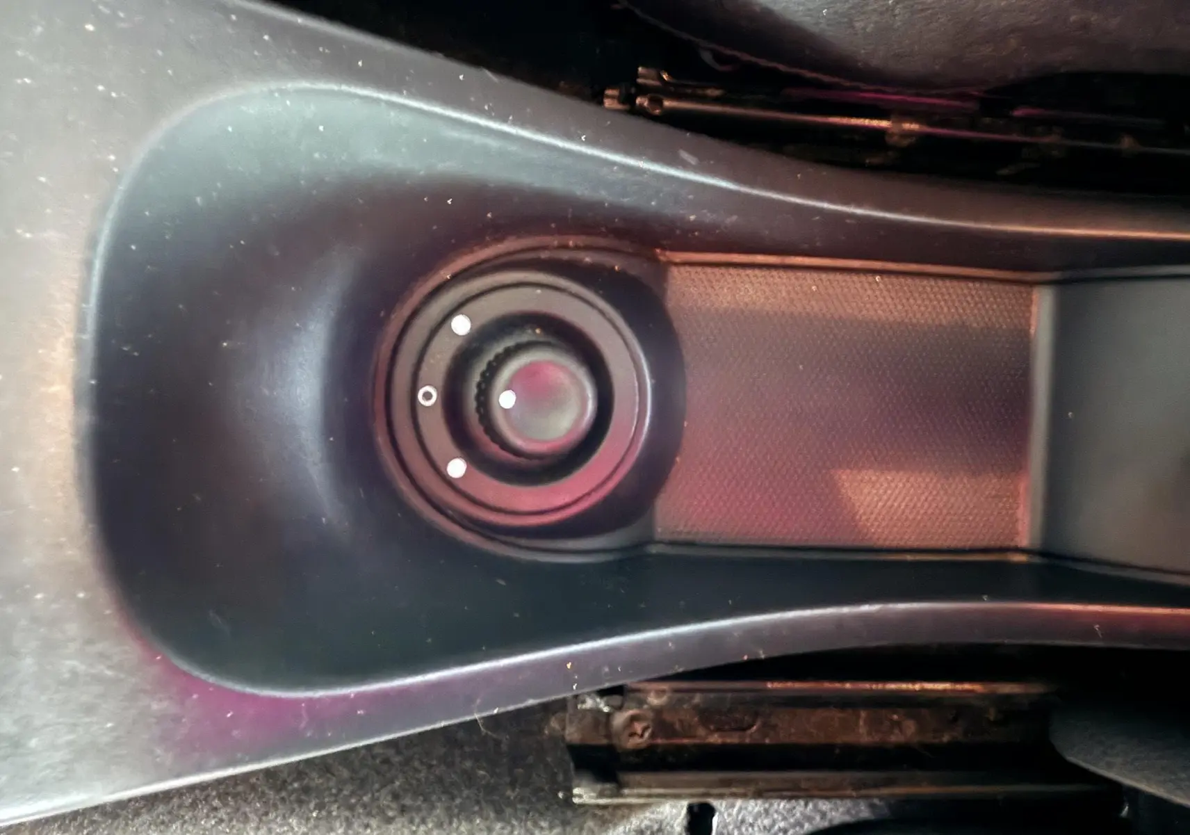 Gros plan sur le bouton de réglage de la console centrale du Dacia Duster noir métal, version 2017.