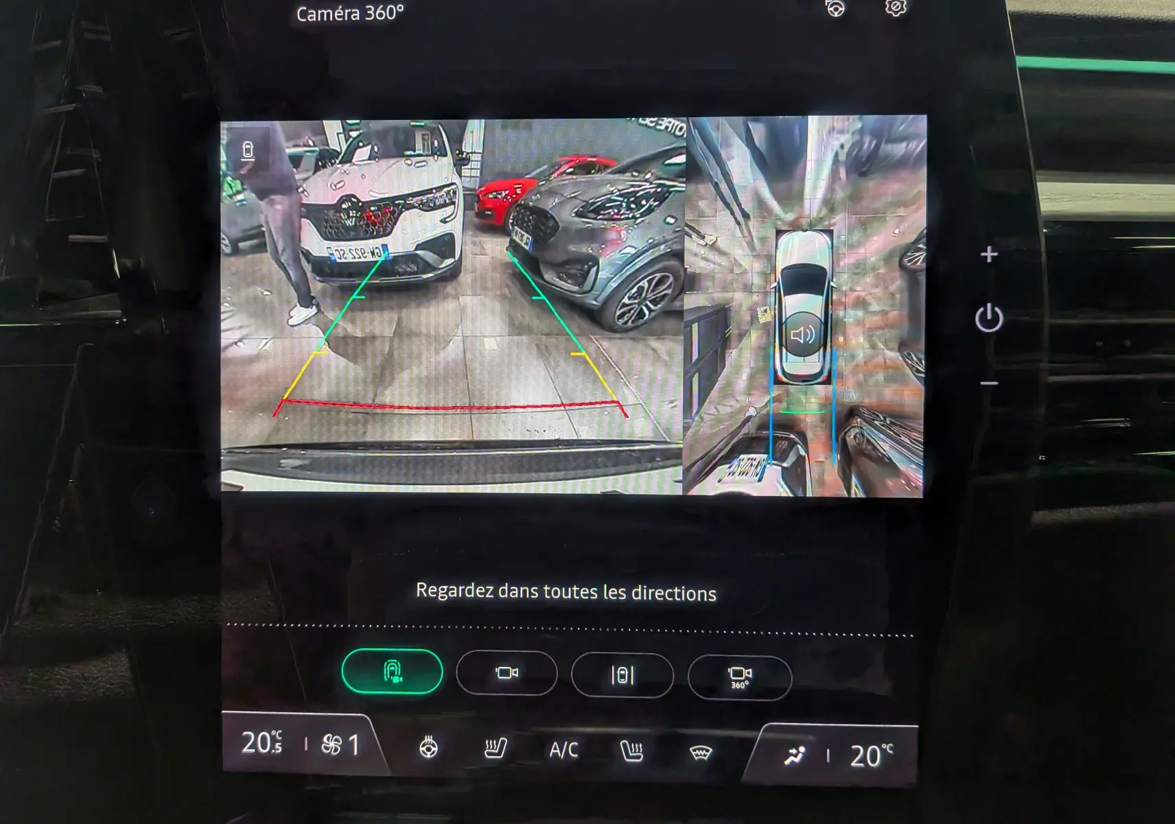 Écran tactile du Renault Austral E-TECH affichant la caméra 360° avec vue arrière et vue aérienne du véhicule gris schiste.