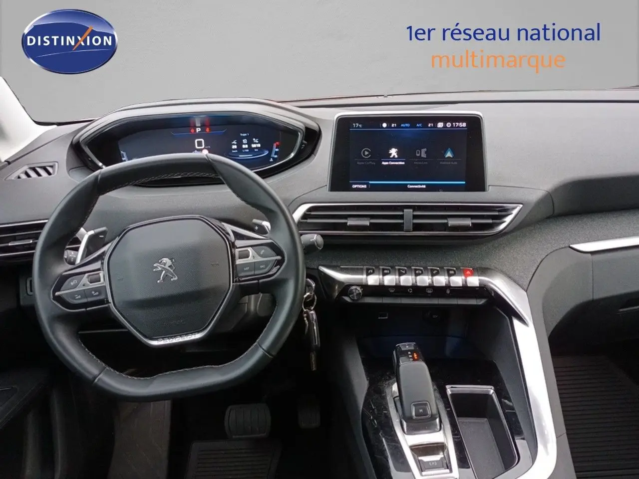 Intérieur du Peugeot 3008 rouge foncé, vue centrée sur le volant, tableau de bord numérique et écran tactile central.