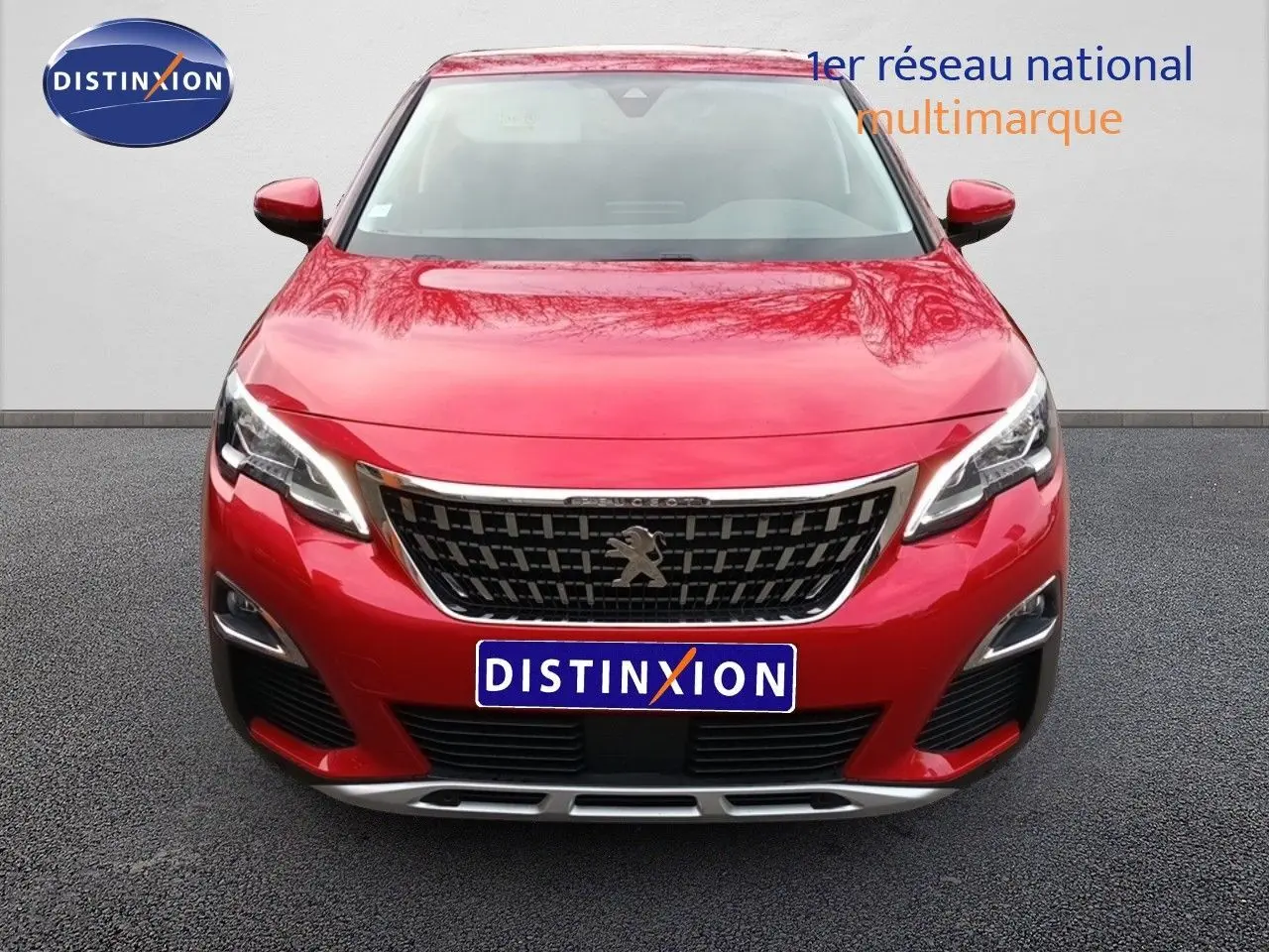 Vue frontale d'un Peugeot 3008 rouge foncé métallisé avec calandre distinctive et phares LED allumés.