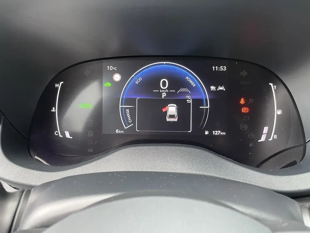 Affichage numérique du combiné d'instruments de la Toyota Yaris Cross 1.5 Hybrid, vue frontale, avec indicateurs de vitesse et alertes.