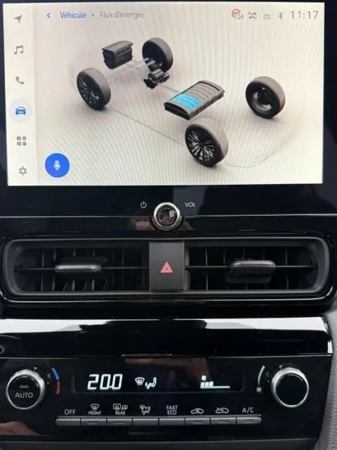 Vue rapprochée de l’écran tactile central affichant le flux d’énergie hybride de la Toyota Yaris Cross gris clair.