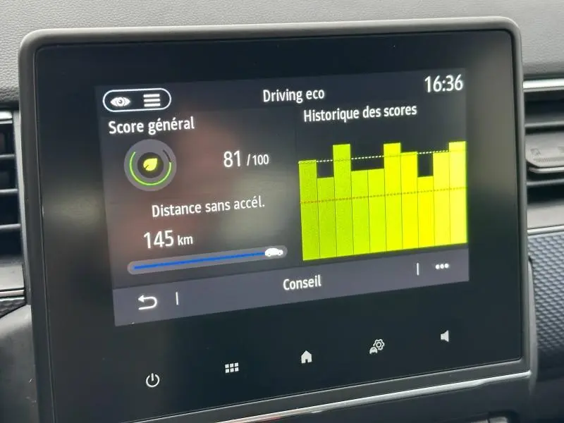 Écran central du Renault Arkana 2025 montrant le score eco driving et l’historique des scores en mode essence hybride.