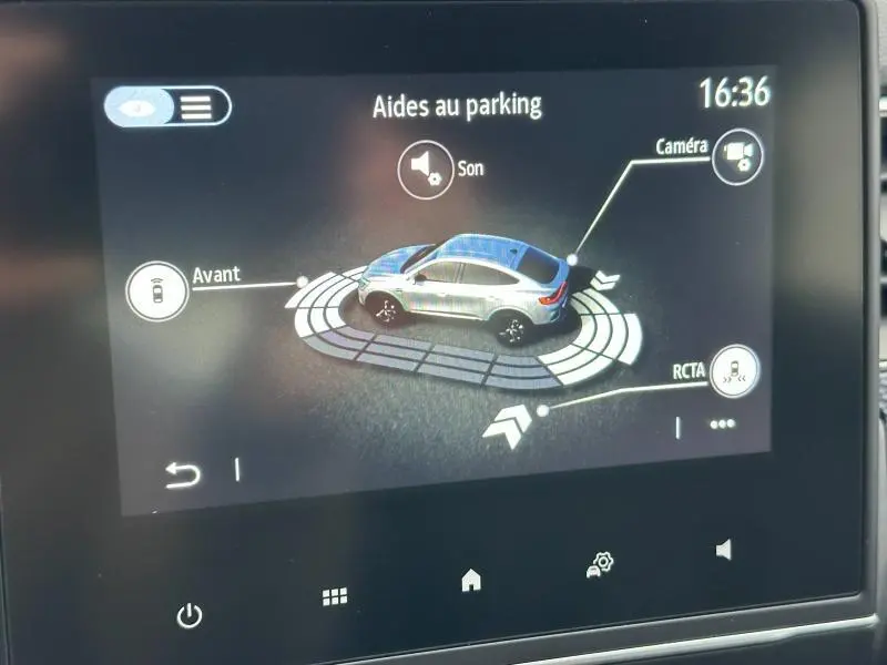 Affichage de l'aide au parking du Renault Arkana 2025, vue 3D du véhicule bleu Zanzibar avec capteurs avant et caméra active.