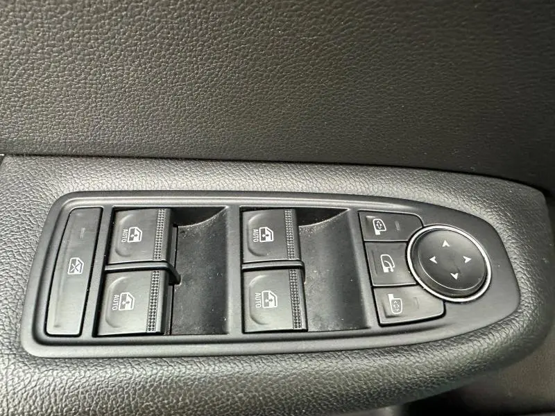 Gros plan sur les commandes de lève-vitres et réglage des rétroviseurs du Renault Arkana 2025, intérieur noir.