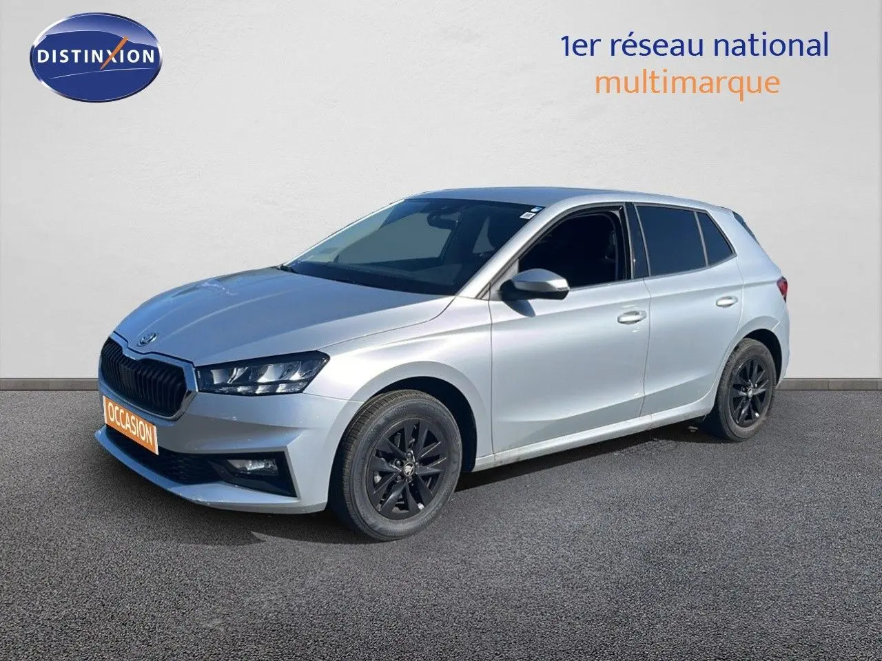 Vue 3/4 avant droite d'une Skoda Fabia 2025 gris argent Reflex Silver avec jantes noires et calandre noire.