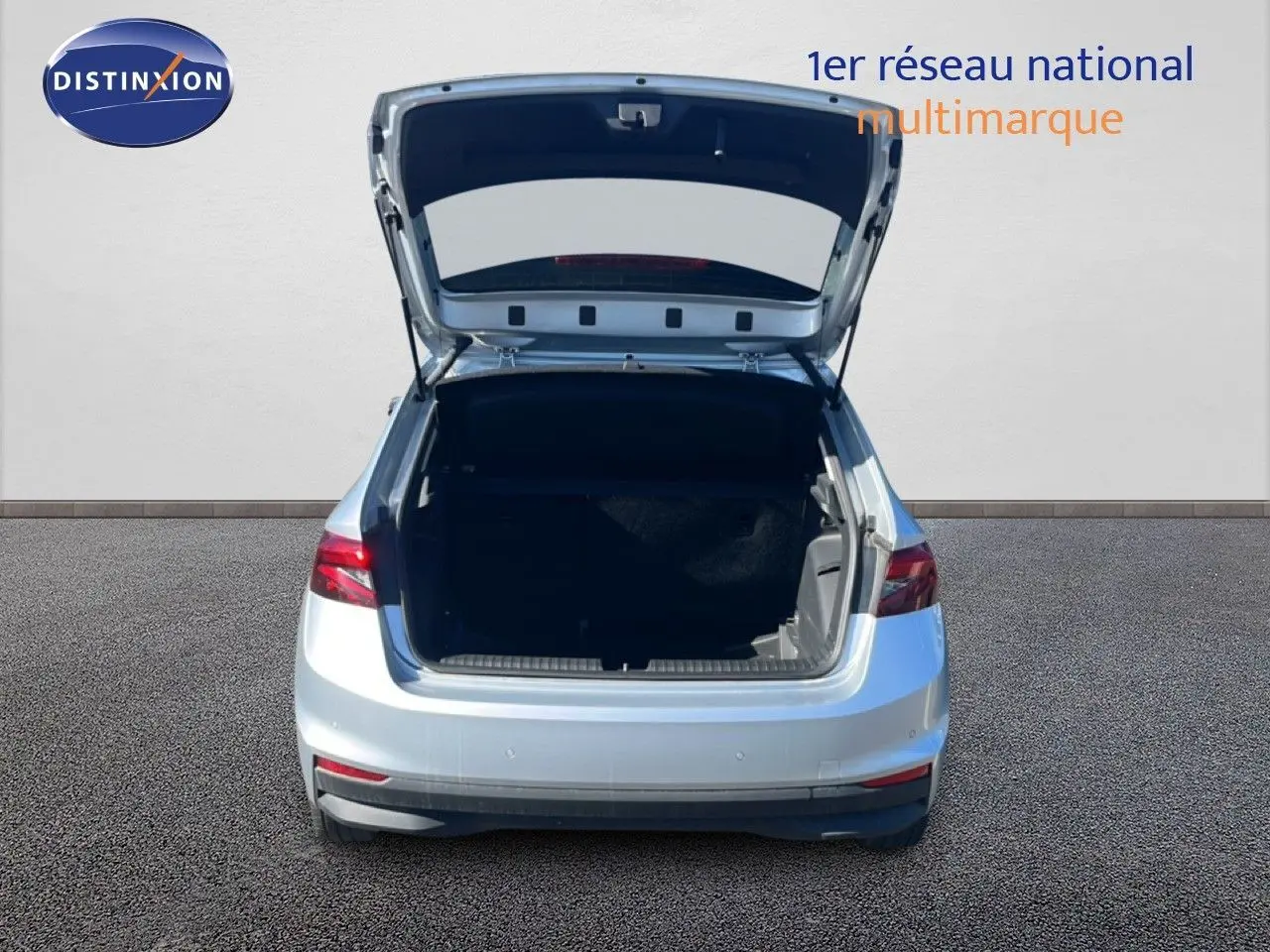 Vue arrière d'une Skoda Fabia 2025 Reflex Silver Metal avec coffre ouvert, montrant l'espace de chargement.