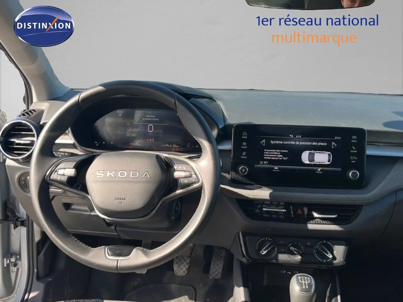 Vue intérieure centrée sur le volant Skoda Fabia Reflex Silver, tableau de bord digital et écran tactile multifonction.