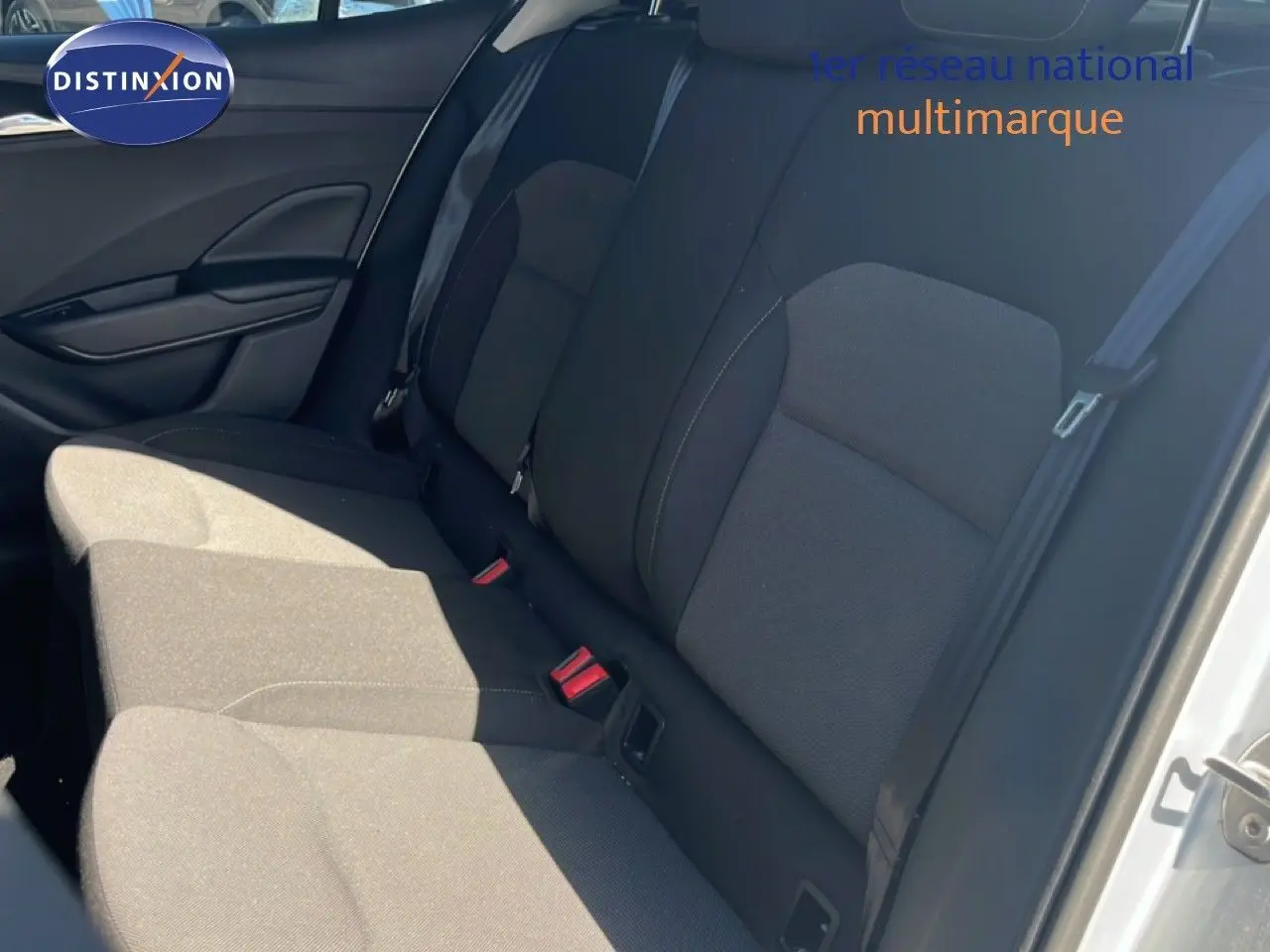 Vue intérieure du siège arrière côté droit d'une Skoda Fabia 2025 en tissu gris, avec ceinture de sécurité visible.