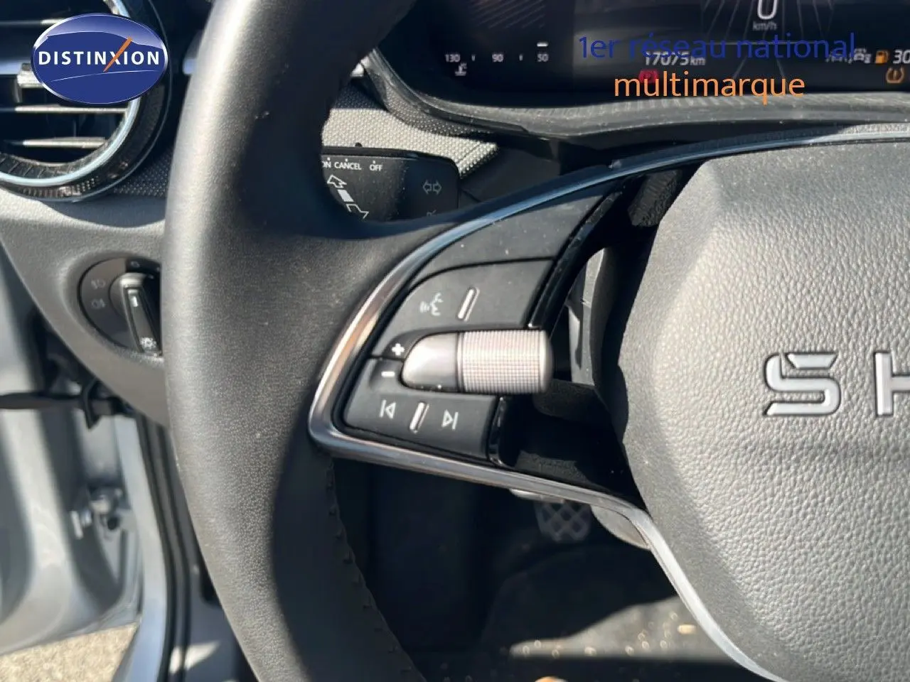 Gros plan sur le volant multifonction noir de la Skoda Fabia 2025 en Reflex Silver Metal, avec commandes audio intégrées.