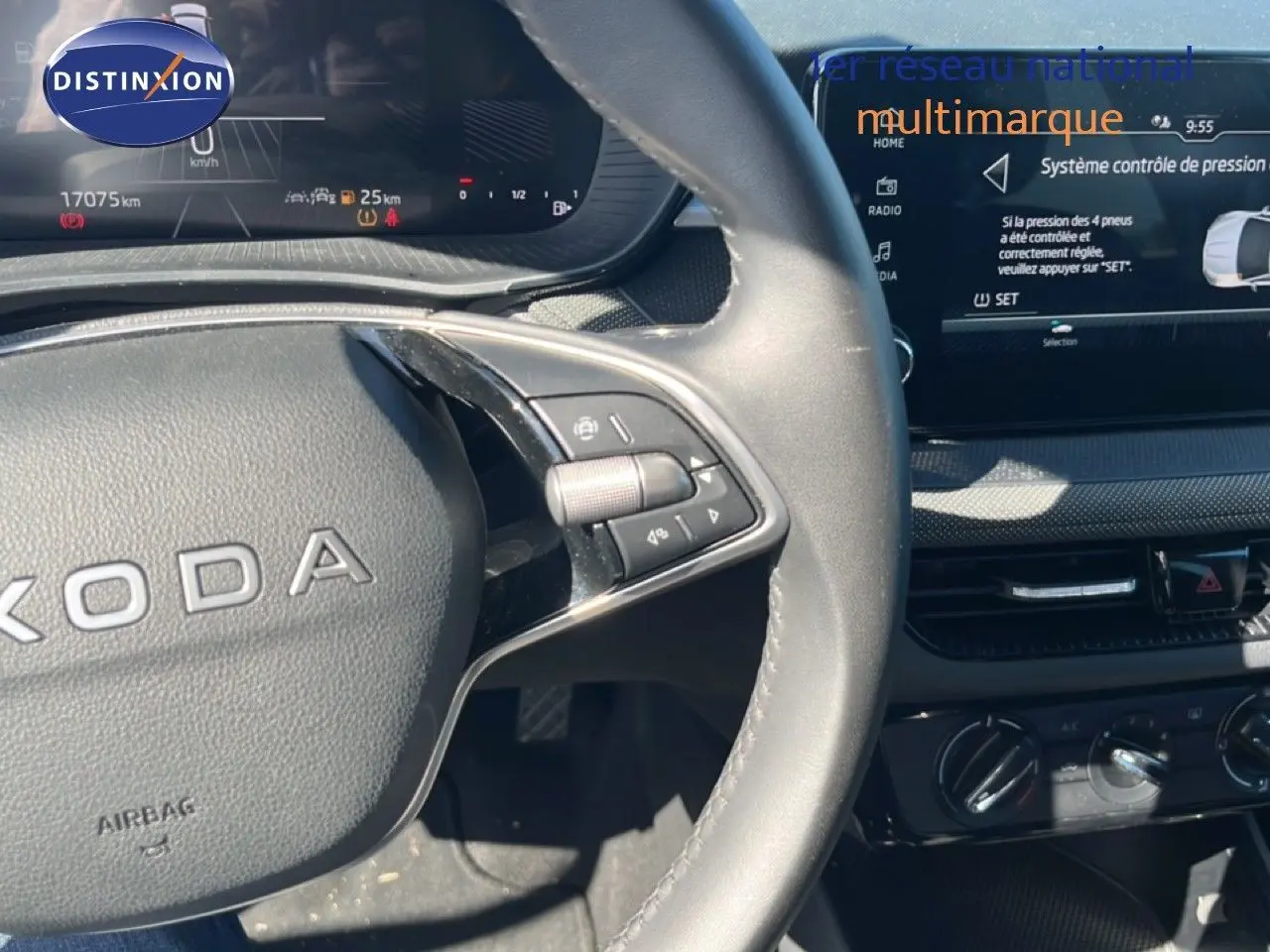 Vue rapprochée du volant noir et du tableau de bord digital d'une Skoda Fabia 2025 en Reflex Silver Metal.