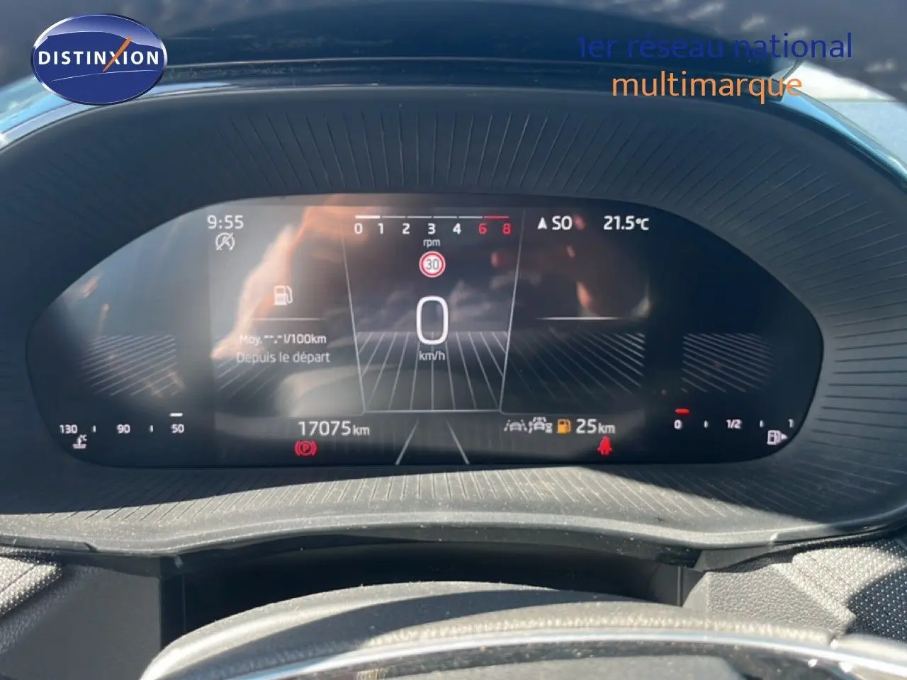 Tableau de bord numérique de la Skoda Fabia 2025 en Reflex Silver, affichant 0 km/h et 17 075 km au compteur.