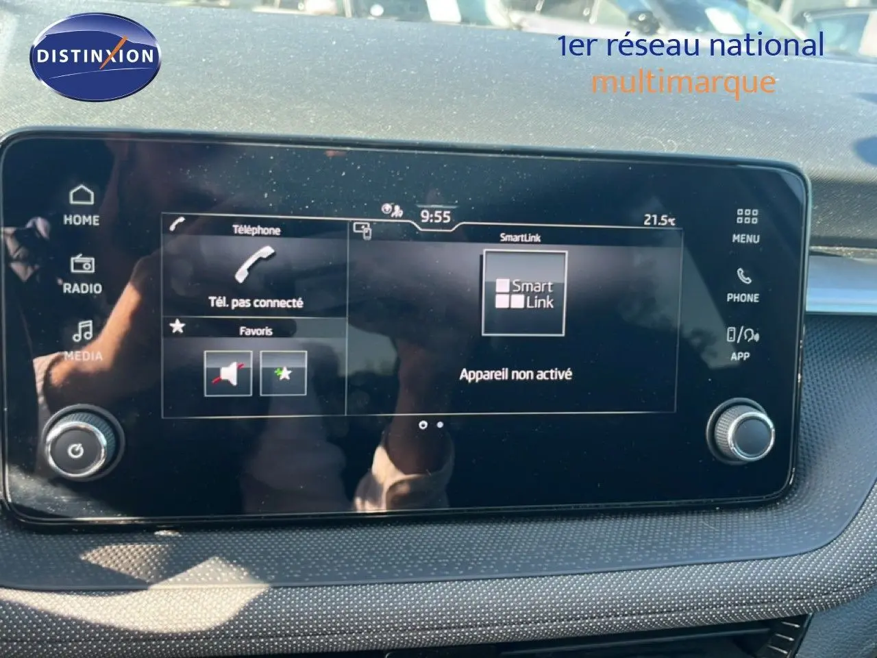 Écran tactile central de la Skoda Fabia 2025 affichant SmartLink, avec tableau de bord gris et reflets lumineux.