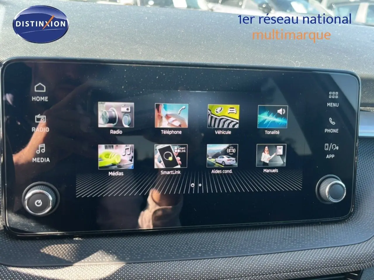 Écran tactile central du tableau de bord d'une Skoda Fabia 2025 en Reflex Silver, affichant le menu multimédia.
