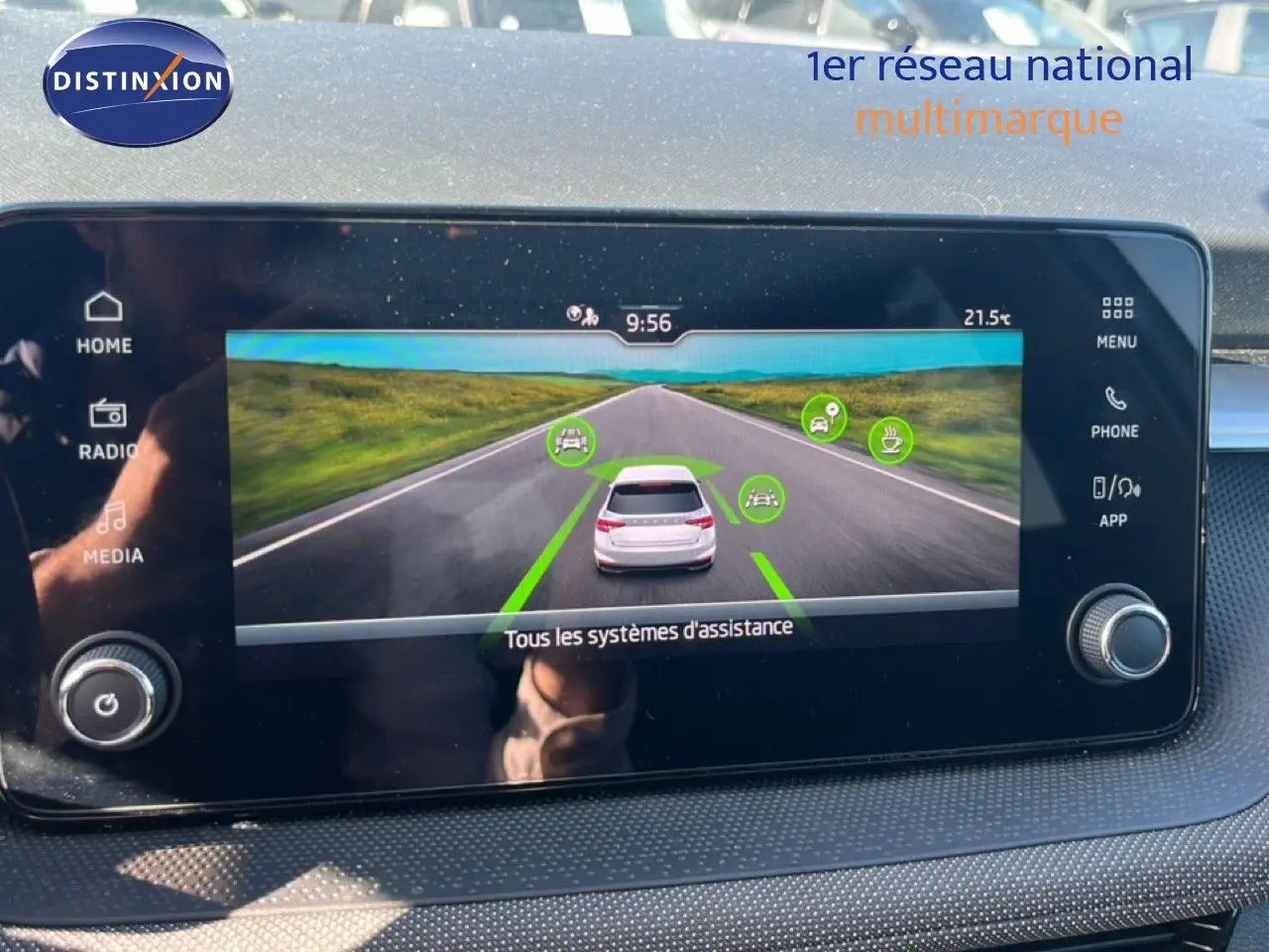 Écran central montrant l'assistance à la conduite d'une Skoda Fabia 2025 en Reflex Silver, vue arrière virtuelle.