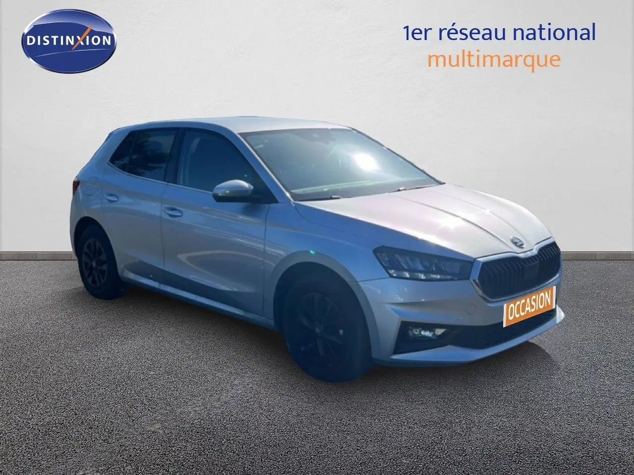 Vue 3/4 avant d'une Skoda Fabia 1.0 TSI 95CH Selection en argent Reflex Silver Metal avec jantes noires.