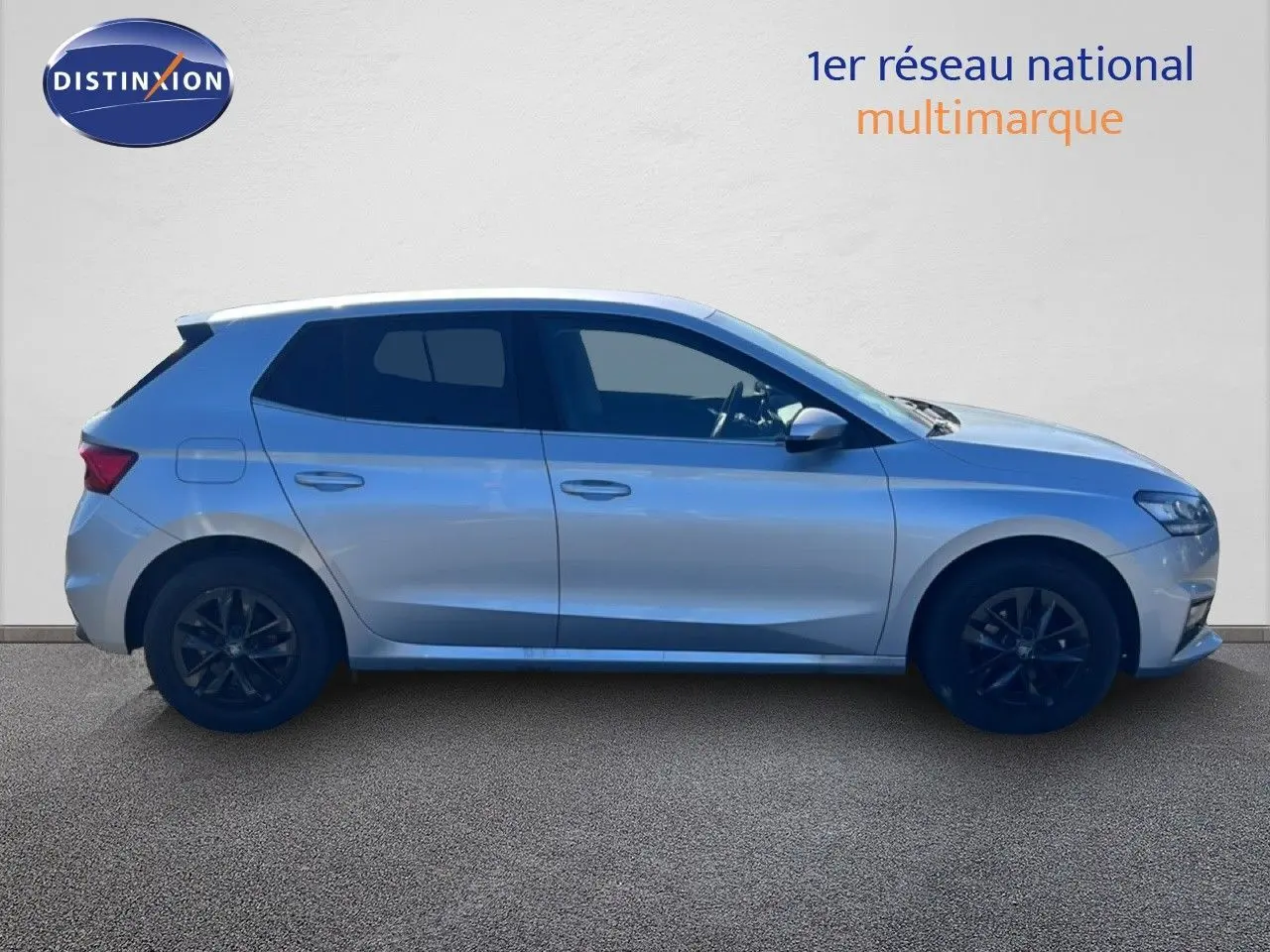Vue de profil côté gauche d'une Skoda Fabia 2025 en Reflex Silver Metal avec jantes noires et vitres teintées.