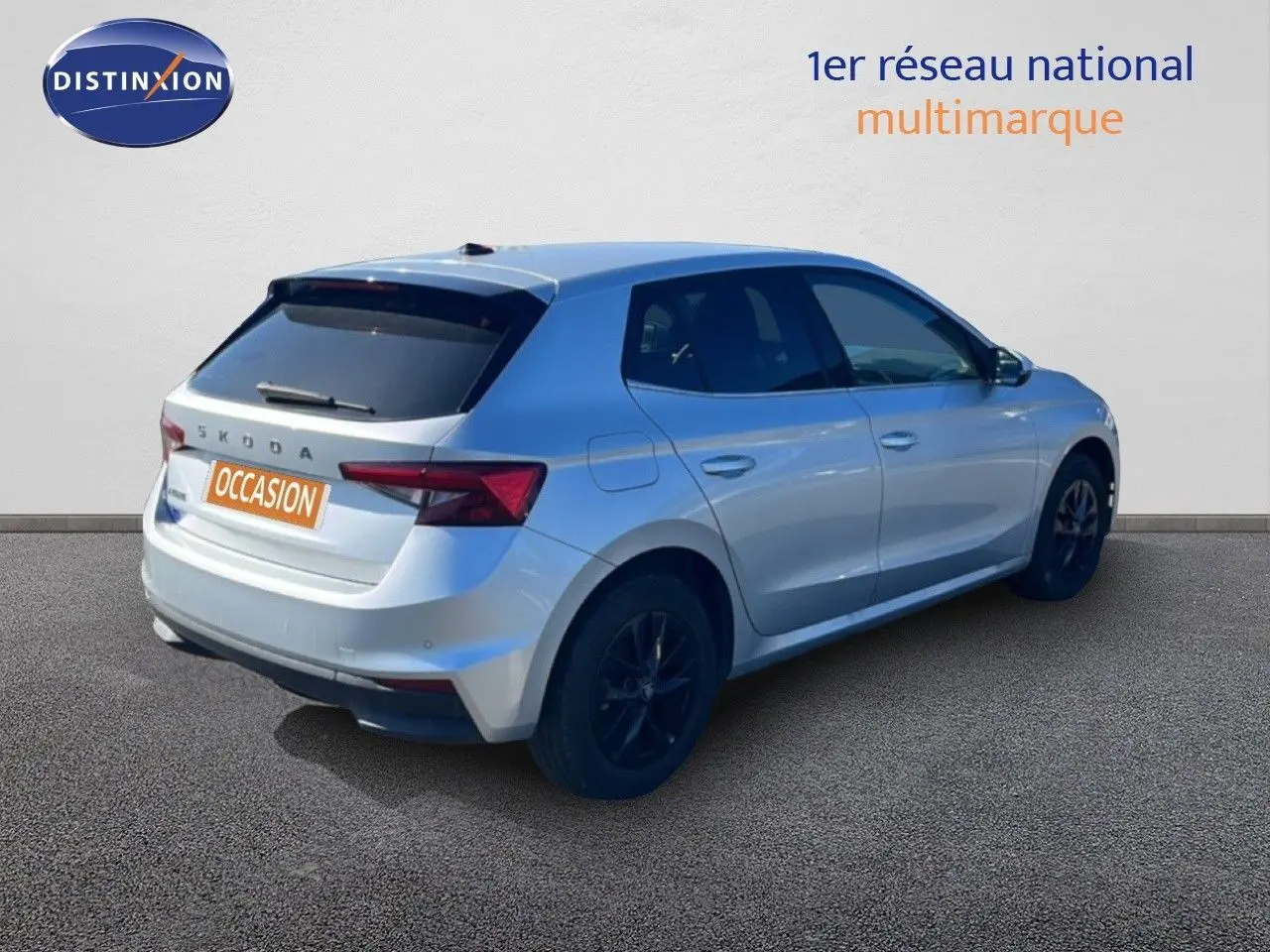 Vue 3/4 arrière droite d'une Skoda Fabia 2025 en Reflex Silver Metal avec jantes noires et vitres teintées.