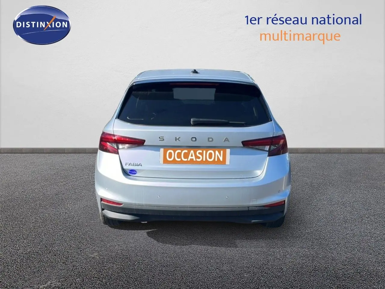 Vue arrière d'une Skoda Fabia 2025 en argent Reflex Silver Metal avec logo et plaque "OCCASION" visible.