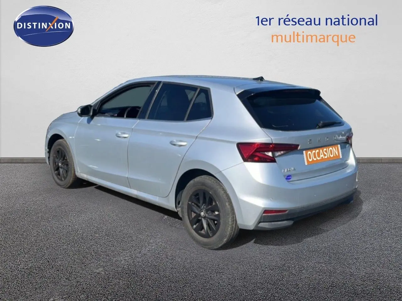 Vue 3/4 arrière droite d'une Skoda Fabia 2025 gris argenté avec jantes noires et vitres teintées.