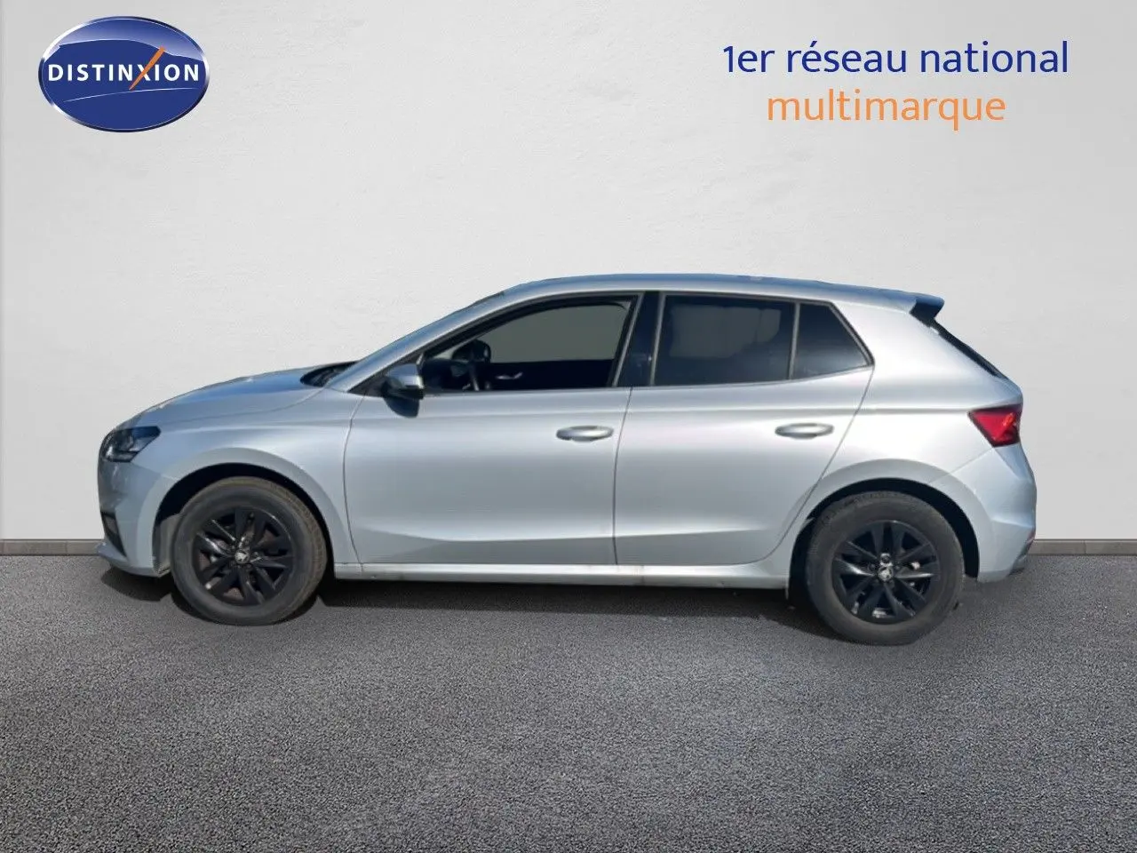 Vue de profil côté gauche d'une Skoda Fabia 2025 gris argenté avec jantes noires et vitres teintées.