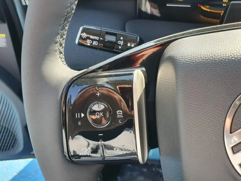 Gros plan sur les commandes multifonctions noires du volant côté gauche du Citroën C5 Aircross 2026.