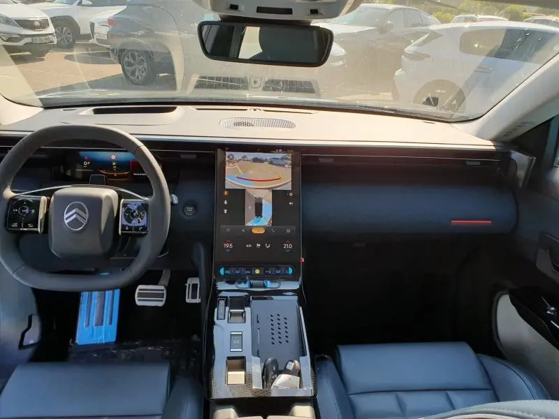 Vue intérieure avant du Citroën C5 Aircross 2026, tableau de bord noir avec écran tactile central et volant multifonction.