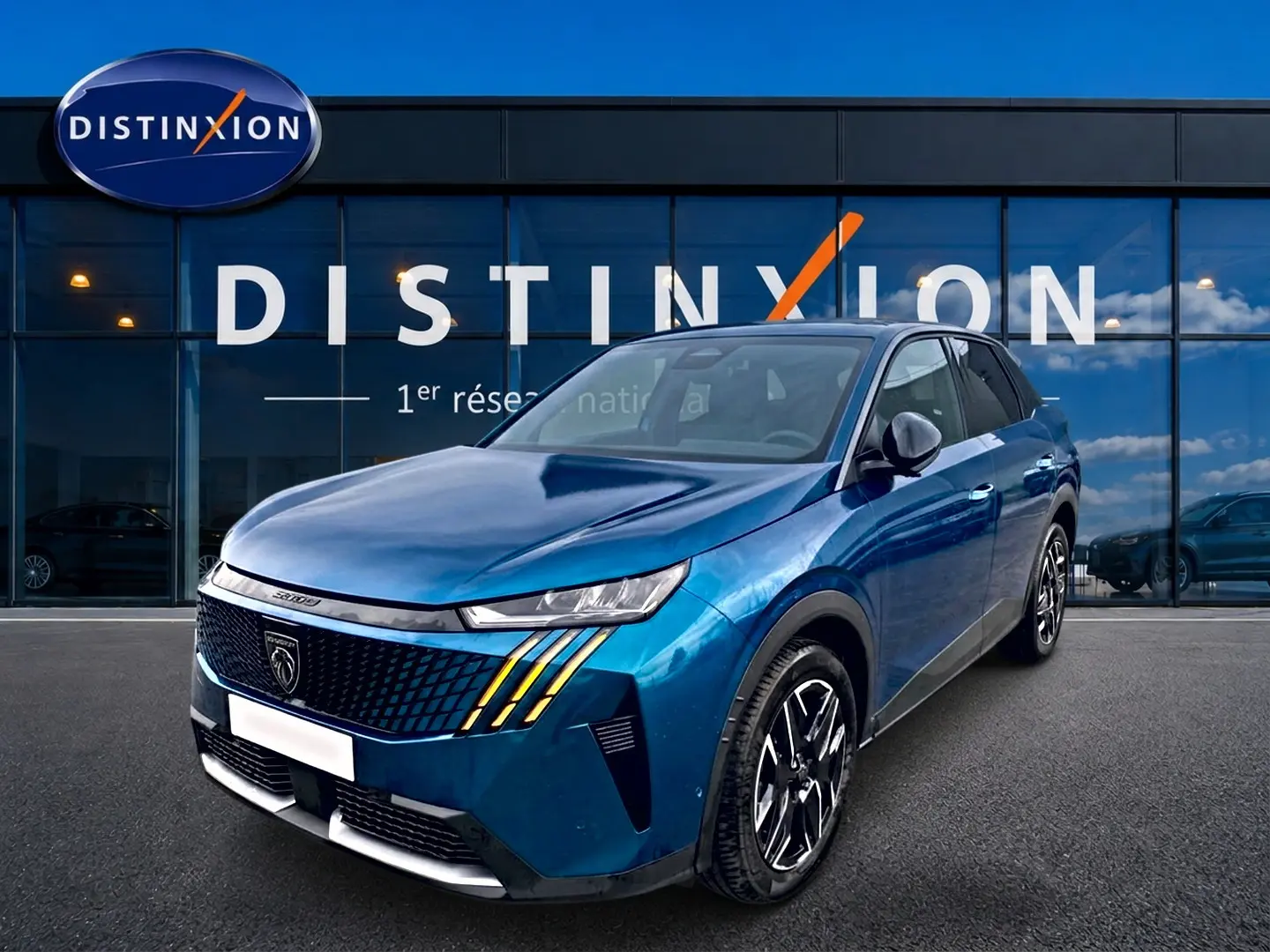 Peugeot 3008 bleu en 3/4 avant droit, avec calandre distinctive et feux LED à griffes jaunes visibles.