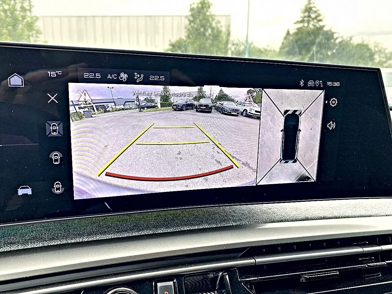 Écran tactile intérieur du Peugeot 3008 bleu 2025 montrant la caméra de recul et la vue 360° du véhicule.