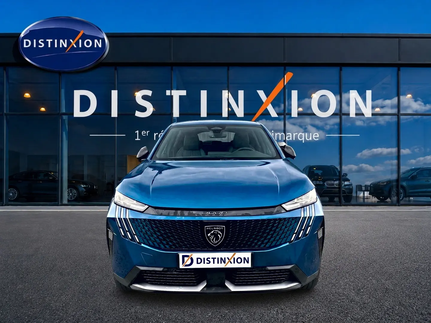 Vue avant d’un Peugeot 3008 bleu 2025 avec calandre noire et phares LED, devant une vitrine Distinxion.